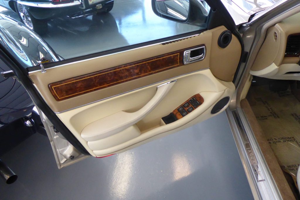 Jaguar XJ12L Gold 02192025 (8)